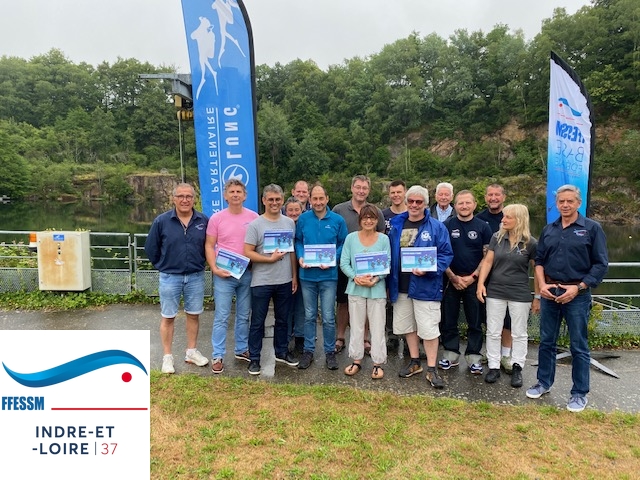 Photo de groupe après la remise des diplômes de MF1